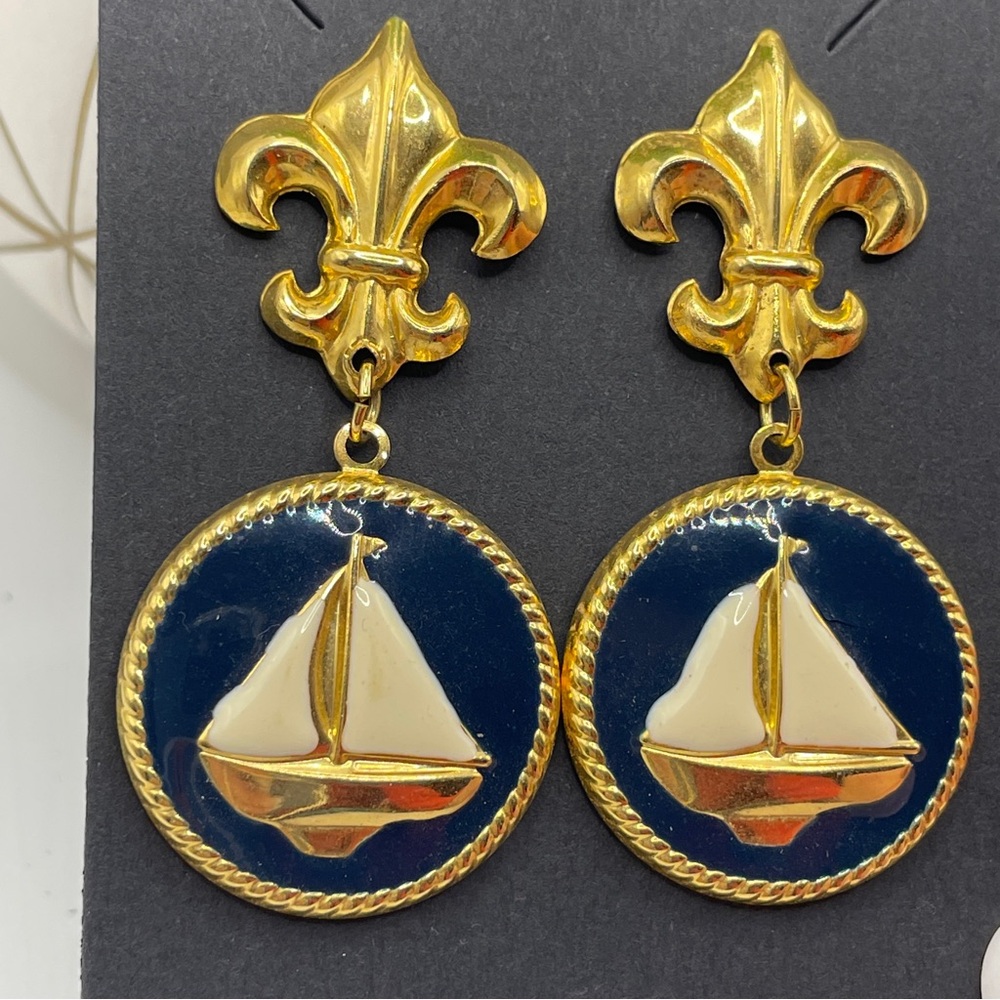 Vintage Gold Tone Fleur-de-Lis Nautical Sailboat Dangle Earrings NOS Deadstock - Picture 2 of 6